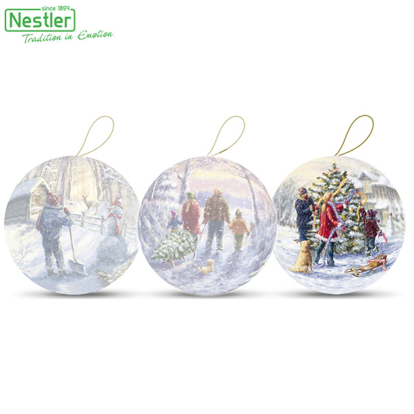 Nestler Weihnachtskugel mit Henkel - Familienzeit, 10 cm Motiv "Baum dekorieren"