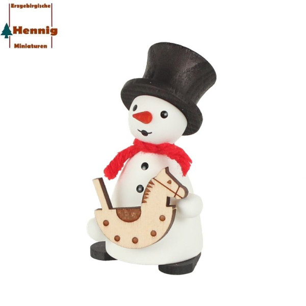 Schneemann mit Schaukelpferd, ca. 8 cm -Hennig Figuren Deutschneudorf-