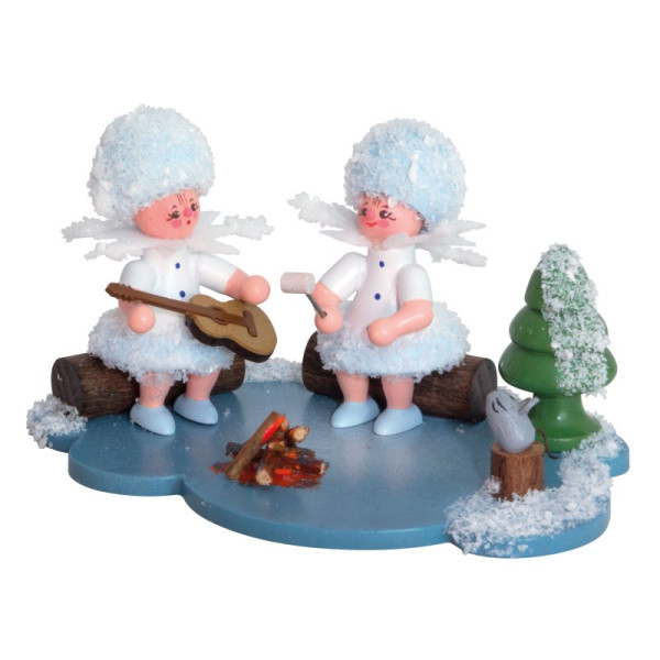 Schneeflöckchen am LagerfeuerArtikel 43358 Sammelfigur, Maße ca. 10 x 7 x 6 cm